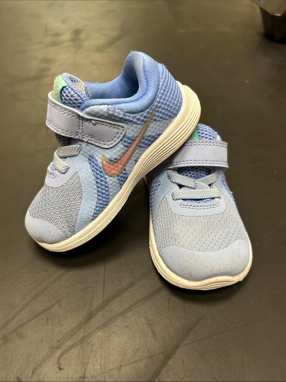 Nike Kids/Toddler Light Blue Mesh Hook-and-Loop Sneakers with Iridescent Swoosh